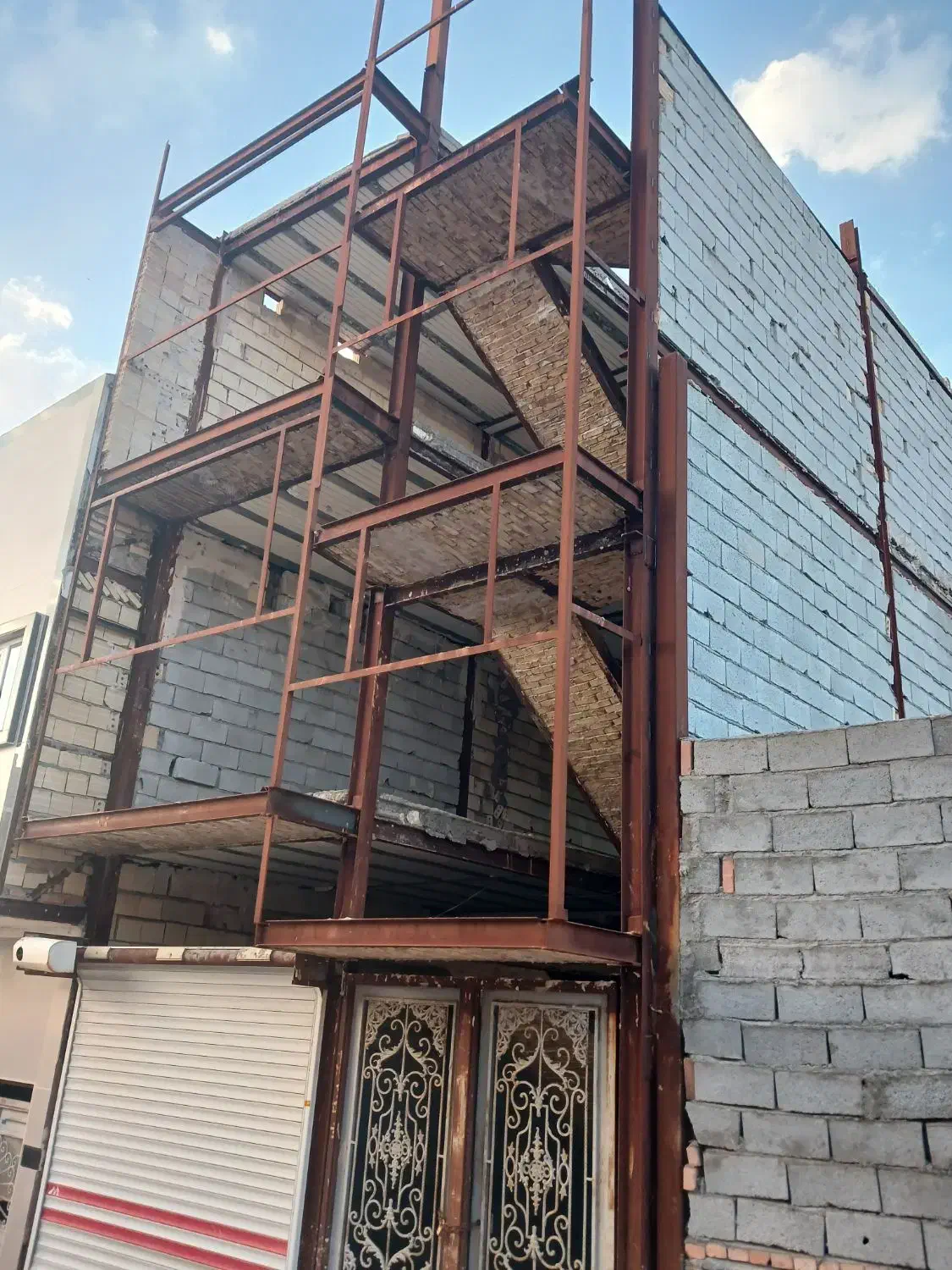 یک باب حیاط نیمه کاره در اوغلو