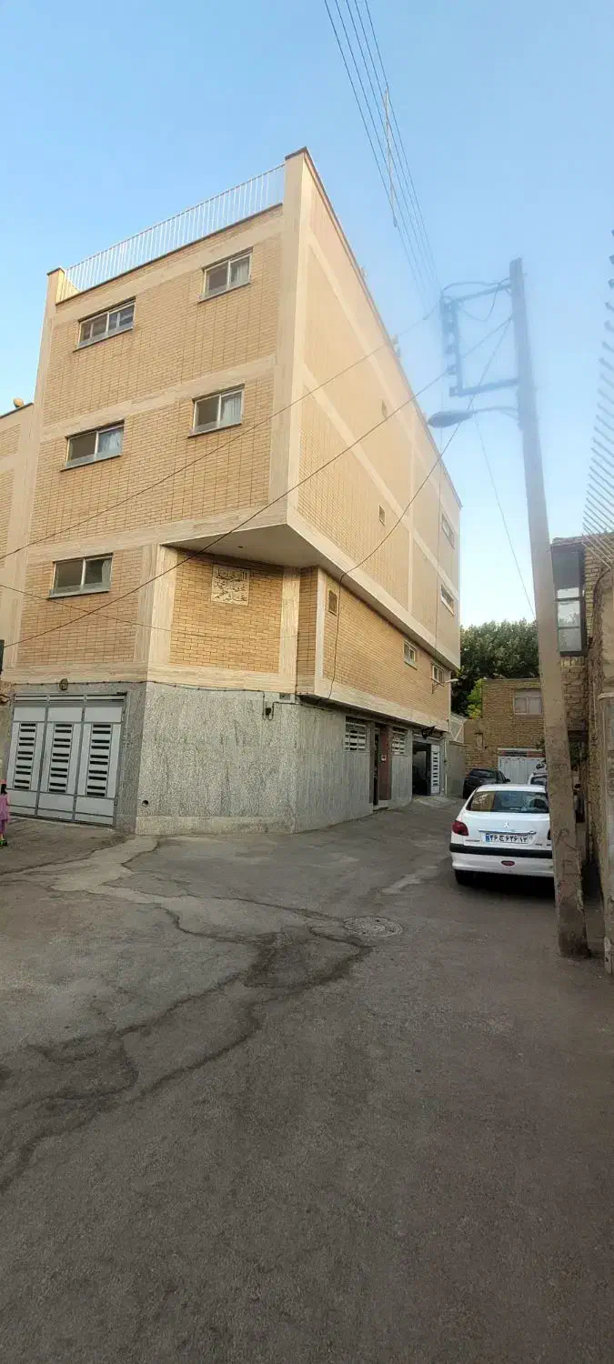 ۳طبقه آپارتمان به همراه پارکینگ و آسانسور