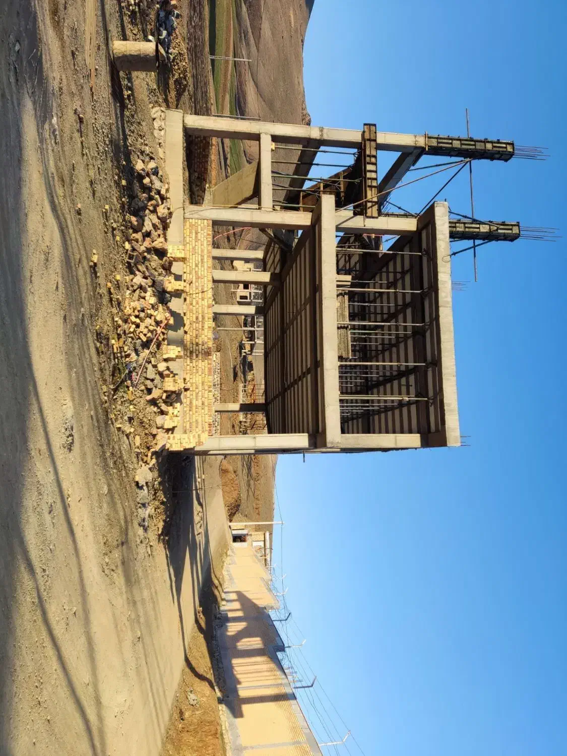 ساختمان نیمه کاره