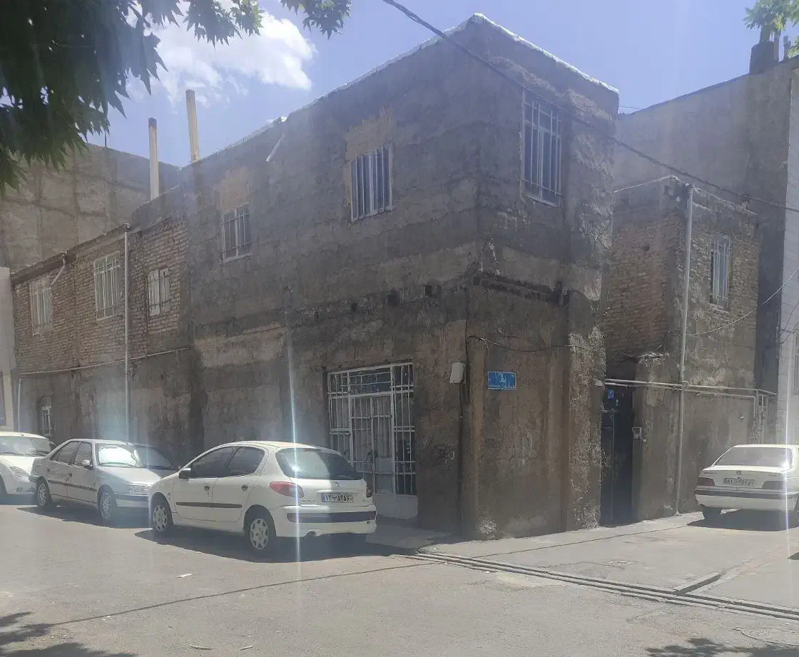 ملکی دارای سه واحد مسکونی و یک باب مغازه دو بر