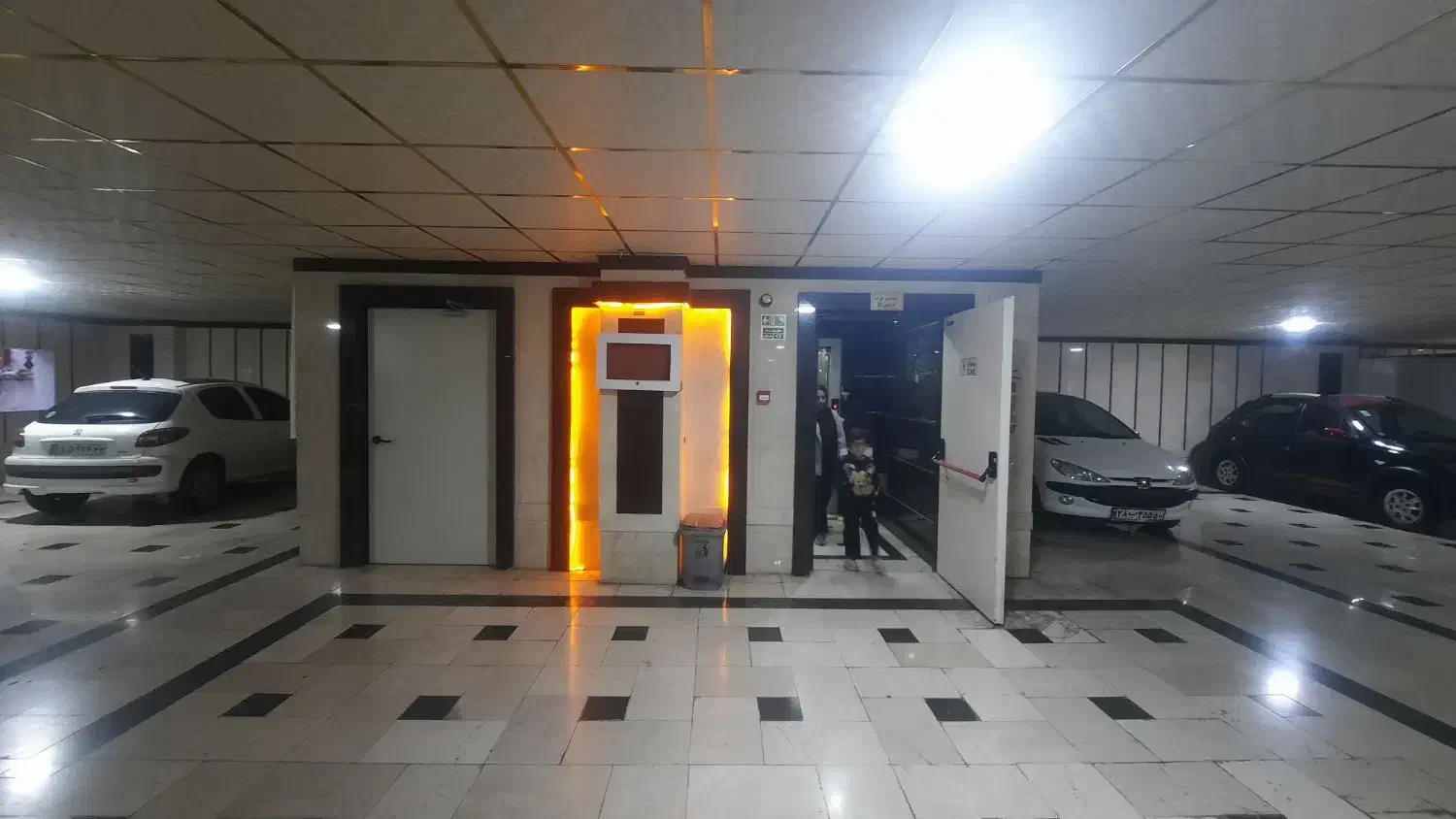 ۷۰ متری طبقه ۲ از ۶ فول در شهرک سینا نبش شیک