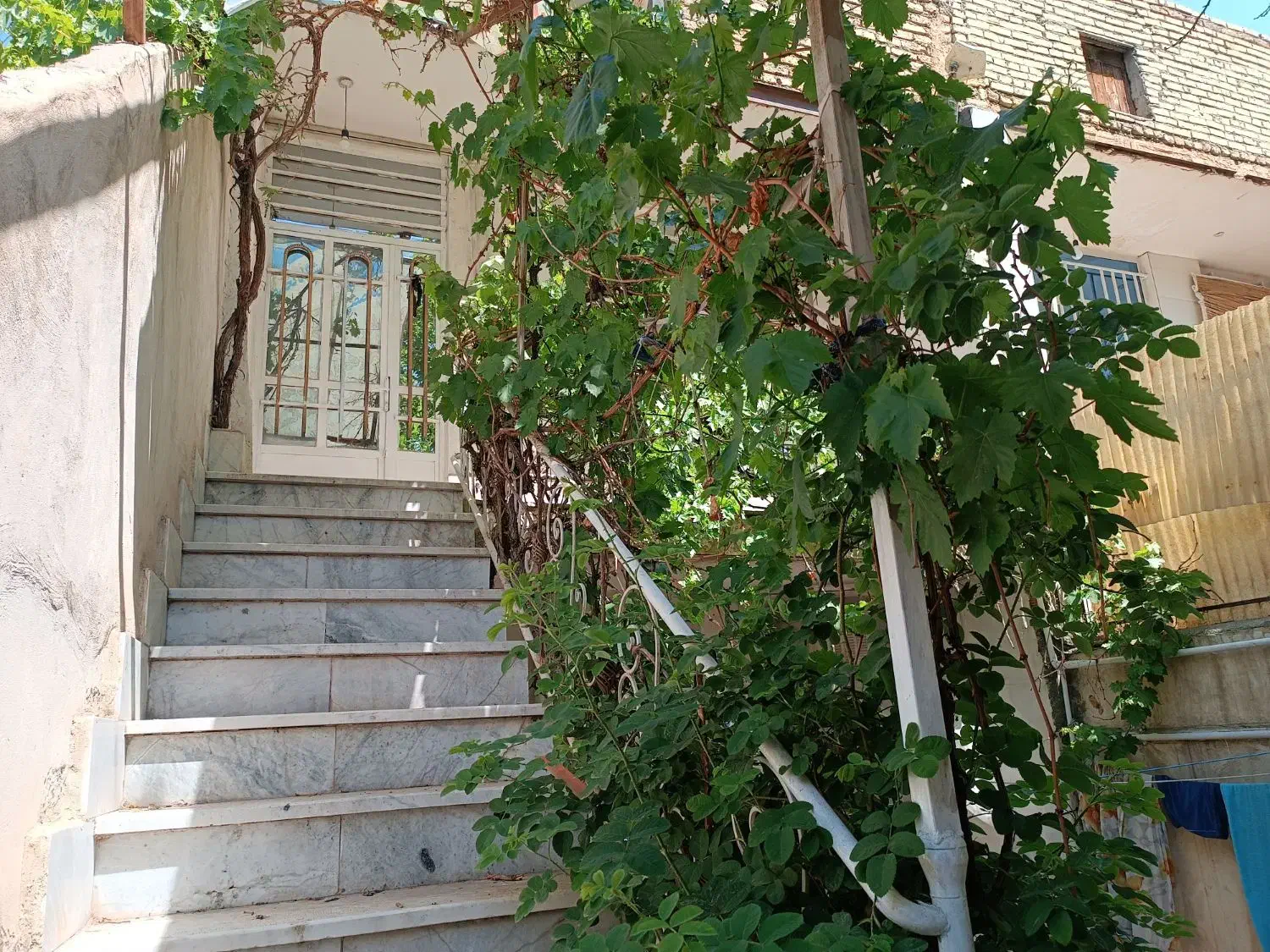منزل ویلایی ۱۰۰ متر زمین ۷۵متر بنا دو طبقه نیم