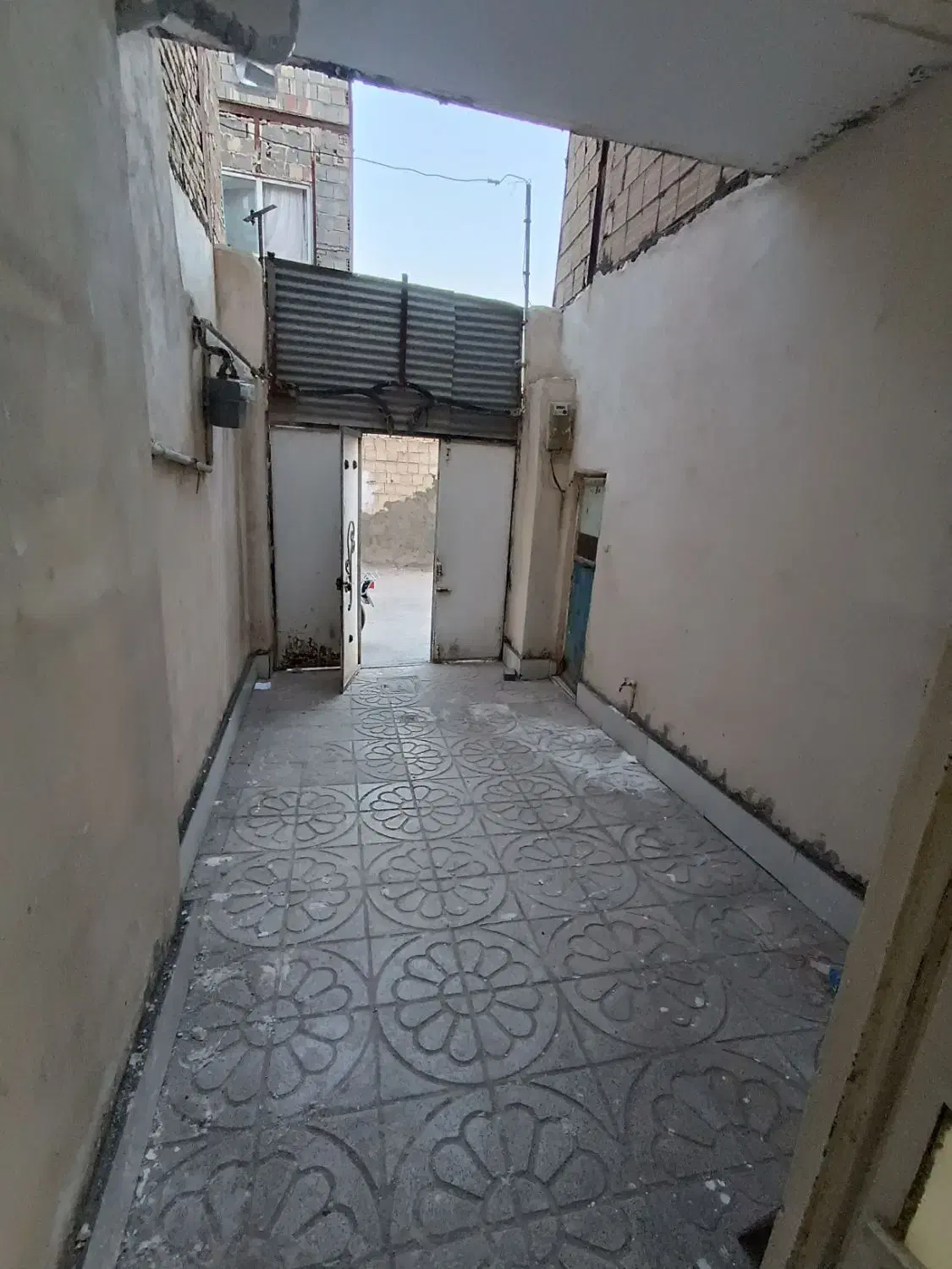 خانه ۸۰ متری ماشین رو