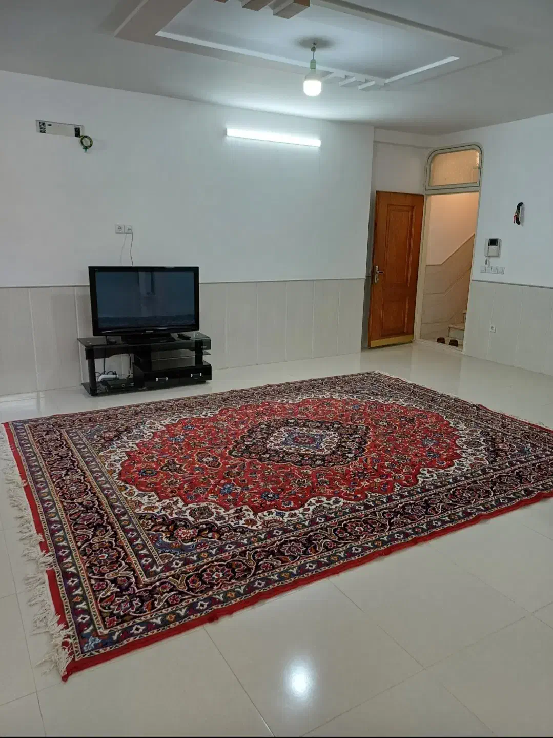زیرزمین گلخانه ای جنب تامین اجتماعی خیابان ۲۲ بهمن
