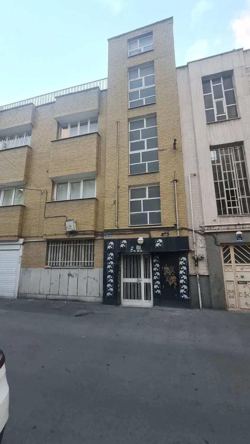 ۱۱۰ متر همکف با ۹۰ متر حیات اختصاصی