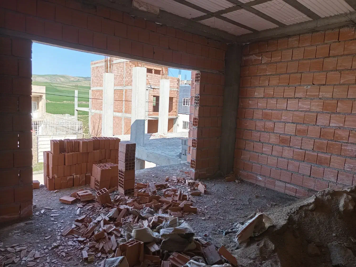 ساختمان نیمه کاره