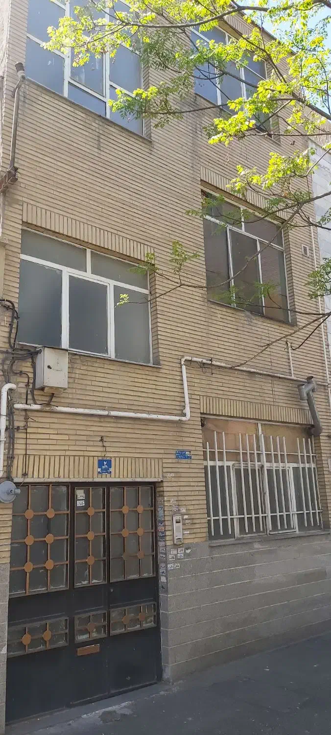 ** آپارتمان ویلایی دربست دو طبقه و نیم **