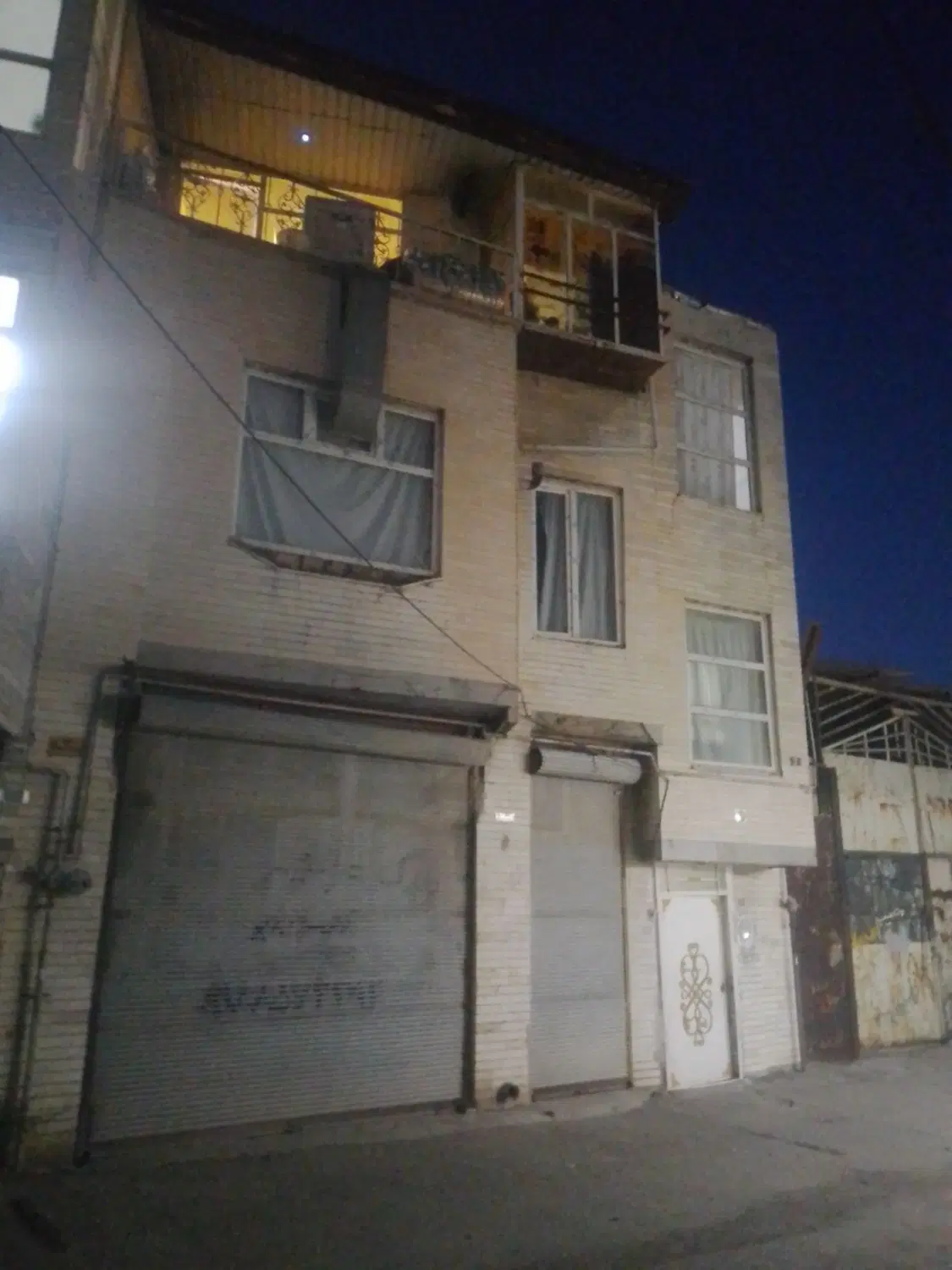 خانه ۳ طبقه دکان ۴۰ متری تجاری زیرقیمت بازار