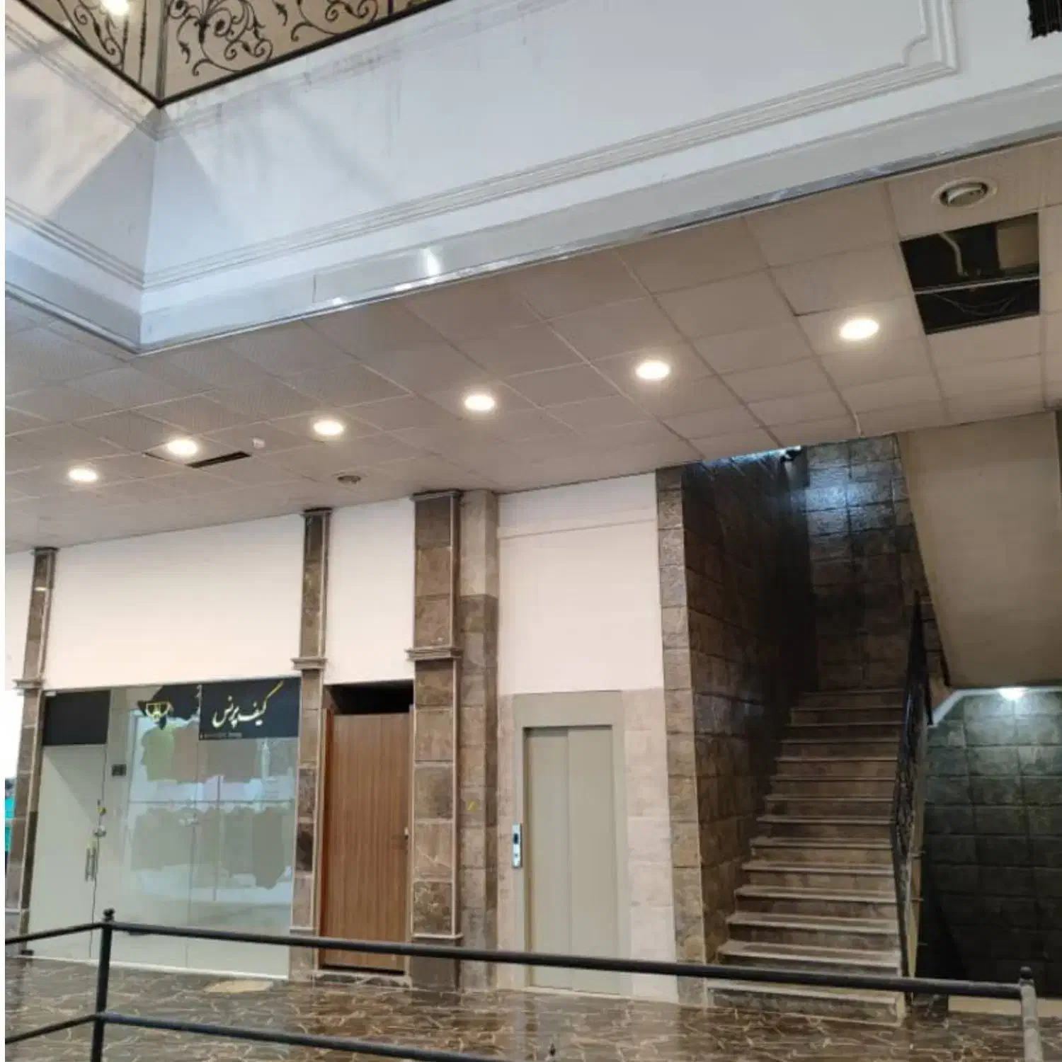 فروش مغازه پاساژ کوروش با پارکینگ اختصاصی