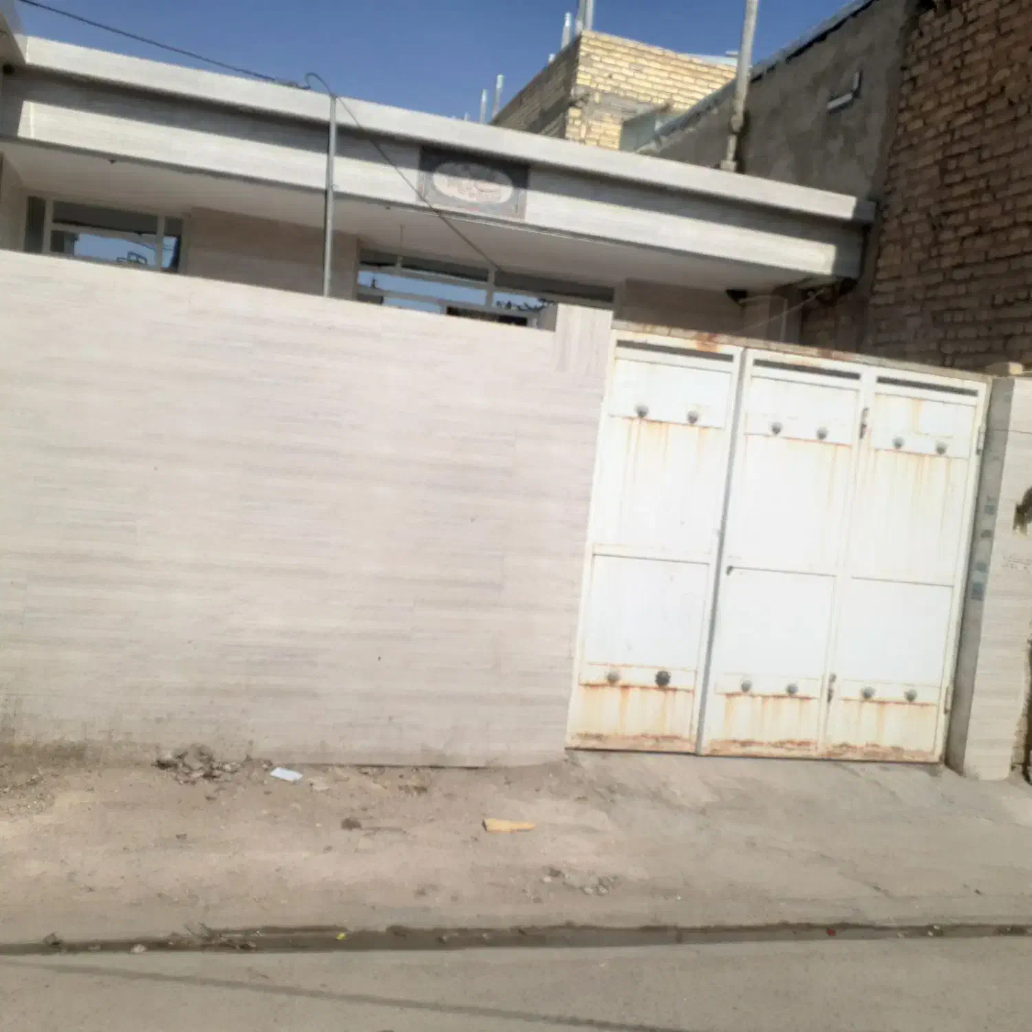 فروش فوری خونه ویلایی دوخوابه درب از حیاط