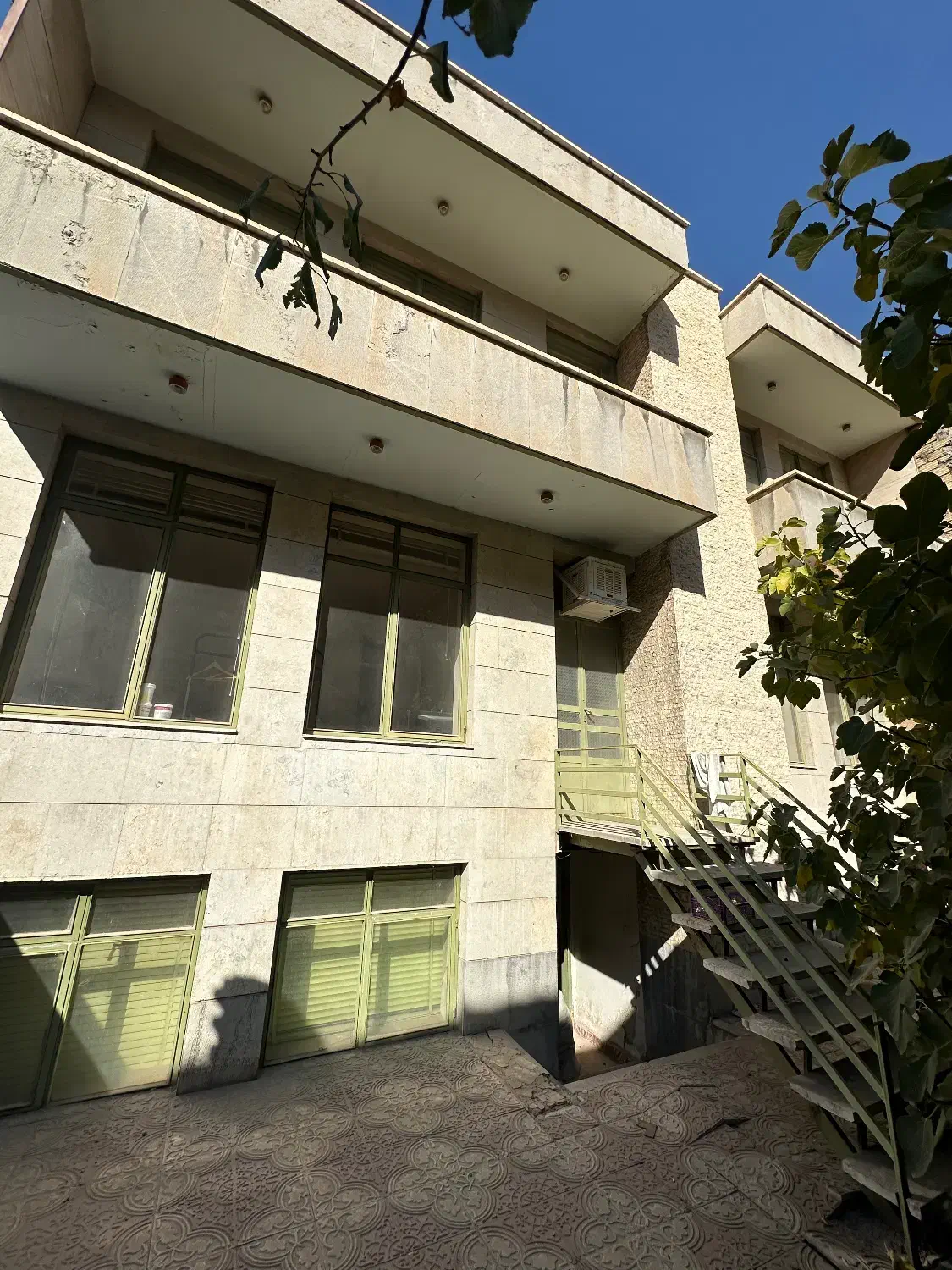 حیاط صائب جنوبی