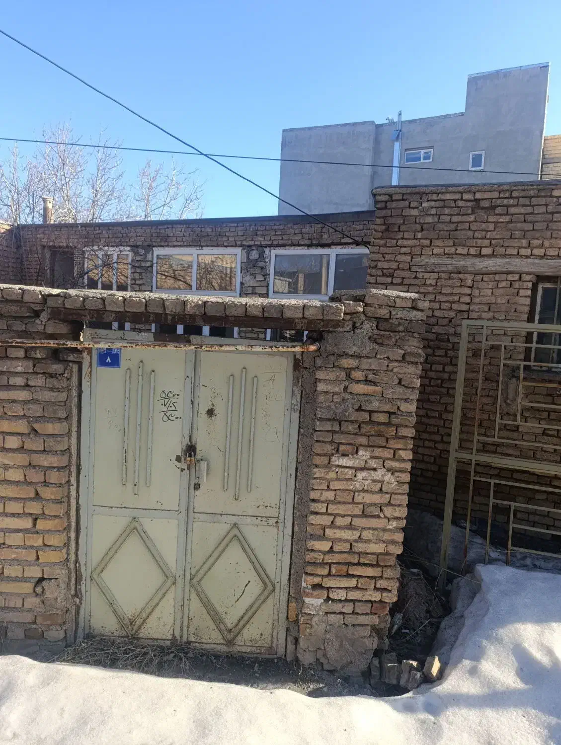 خانهفریدونشهر دور میدان با مجوز سه طبقه ۱۰۰متر تجا