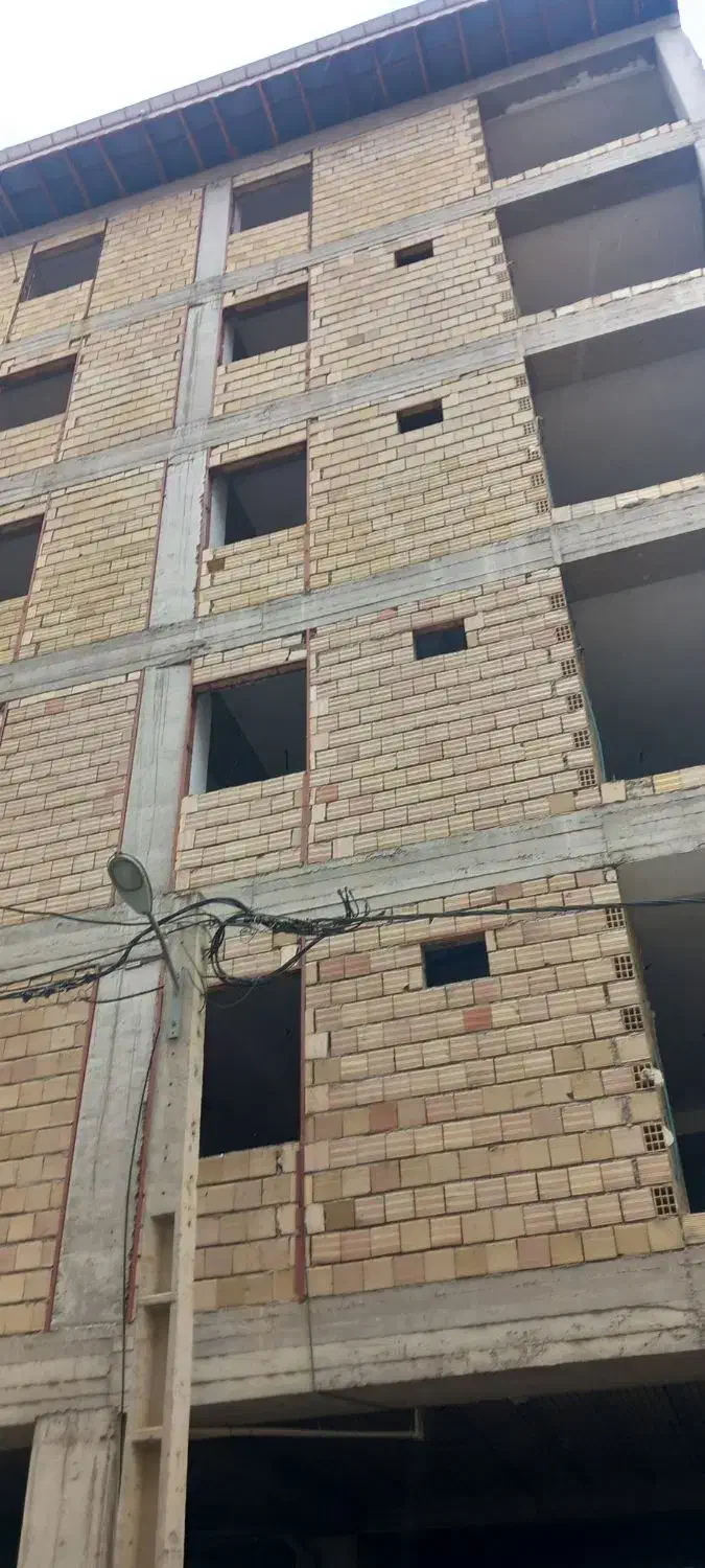 ساختمان نیمه کاره