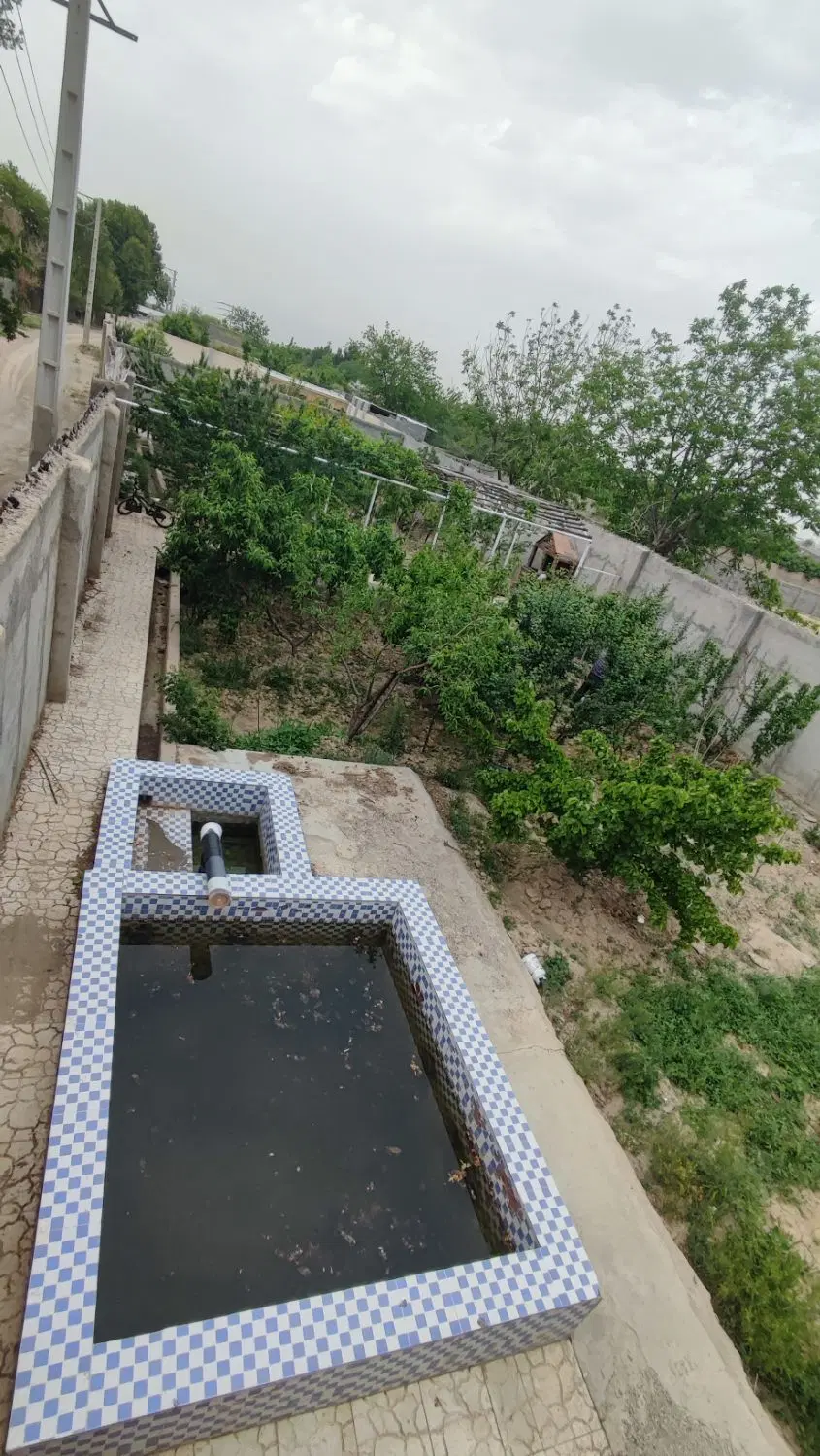 باغچه ۵۵۶ متری چهاردیواری محوطه سازی شده و سرویس
