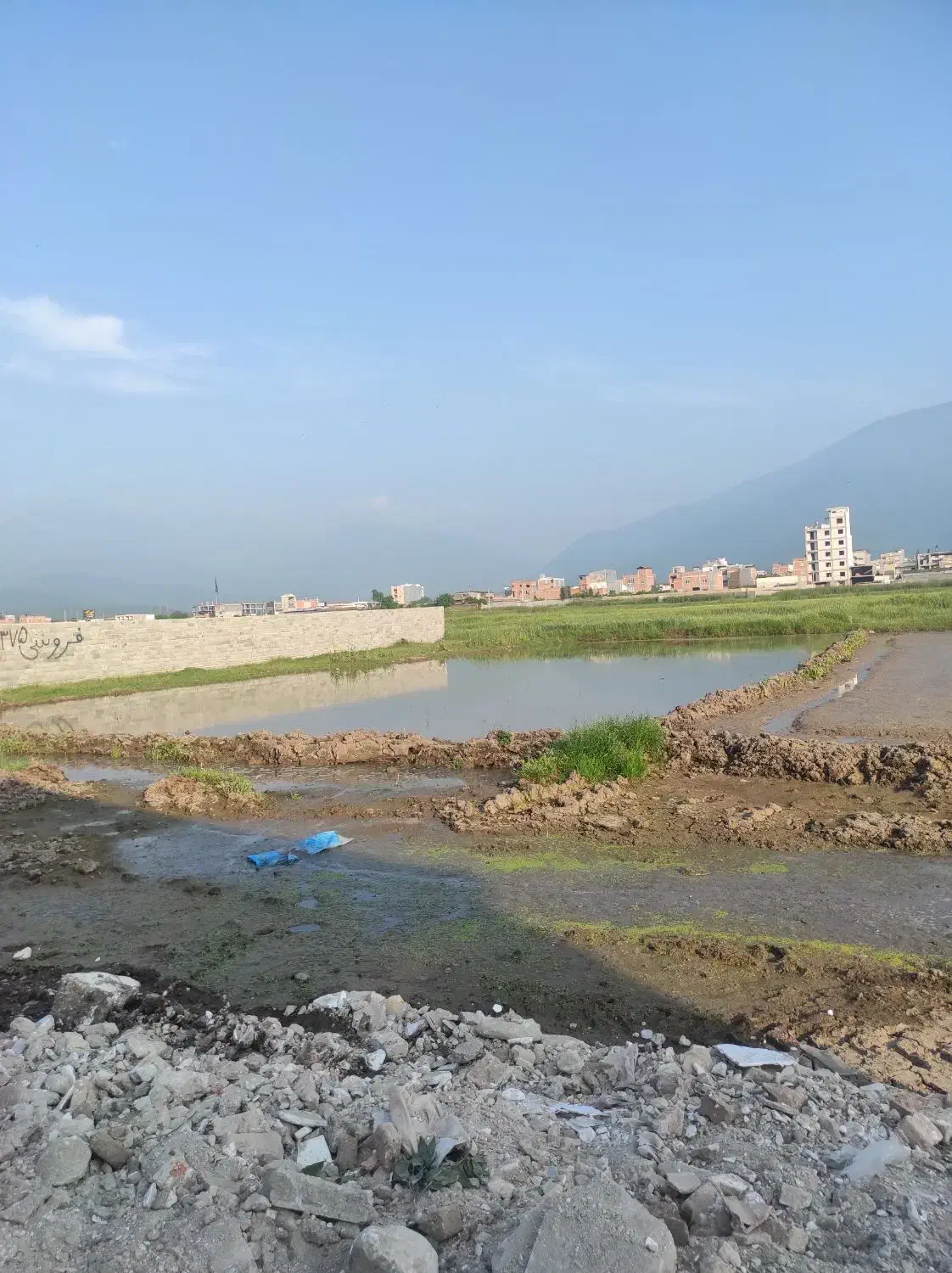 زمین در ۲۰ متری آیت