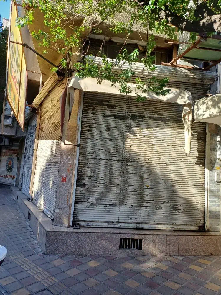 یک باب مغازه ۲۸ متری دو دهانه اب برق گاز تجاری