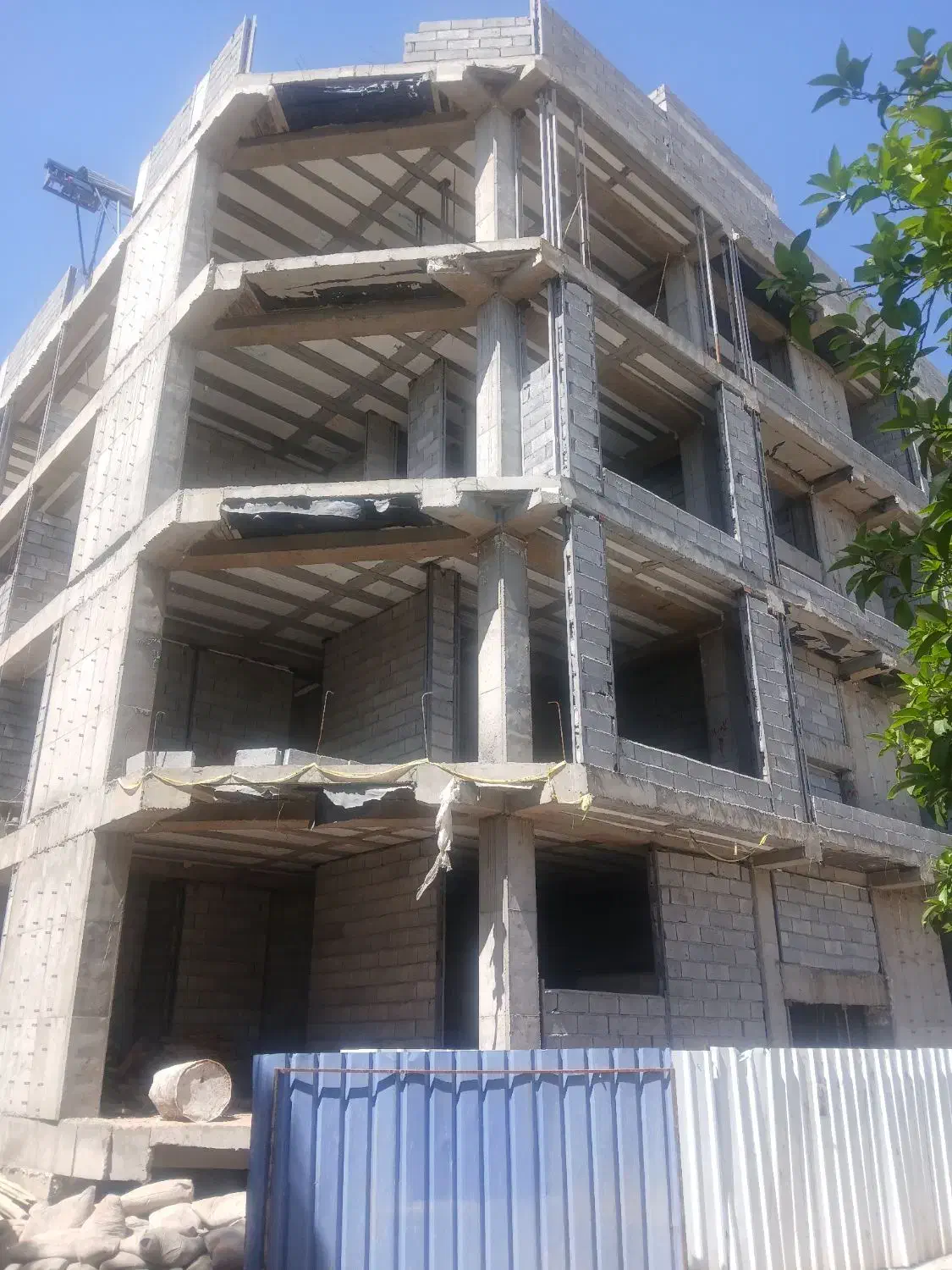 یک قواره زمین ۵۵۰ متری آخر کوشک میدان