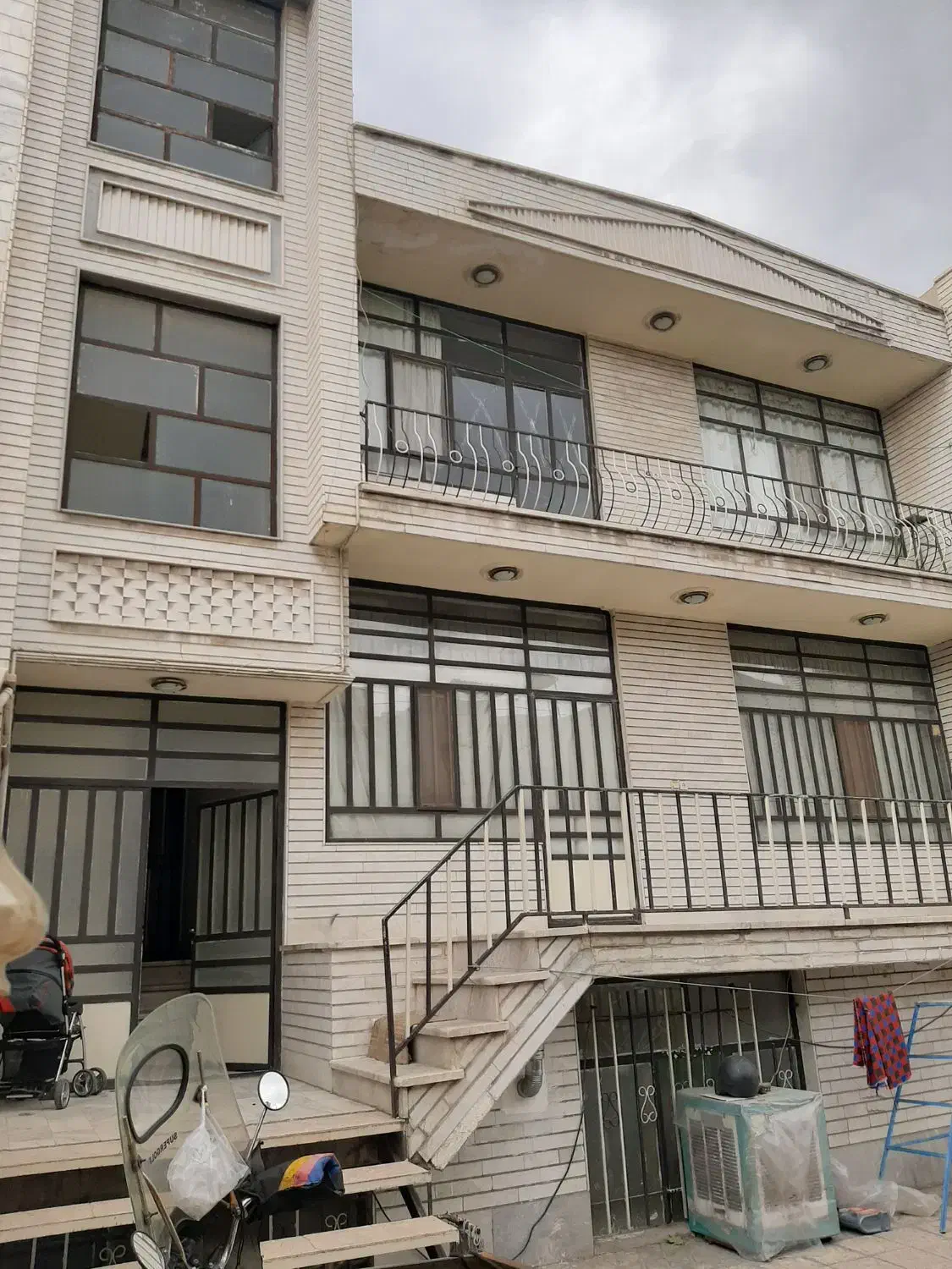 خانه ویلایی ۲۵۰ متر در ۳ طبقه مسکونی