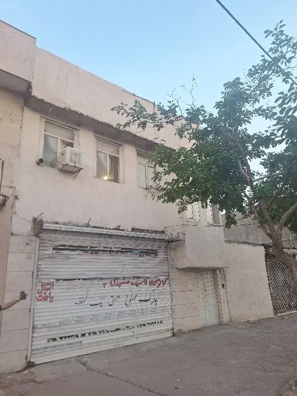 ۱۰۰متر پشت بام دور دیوار 2بالای همکف
