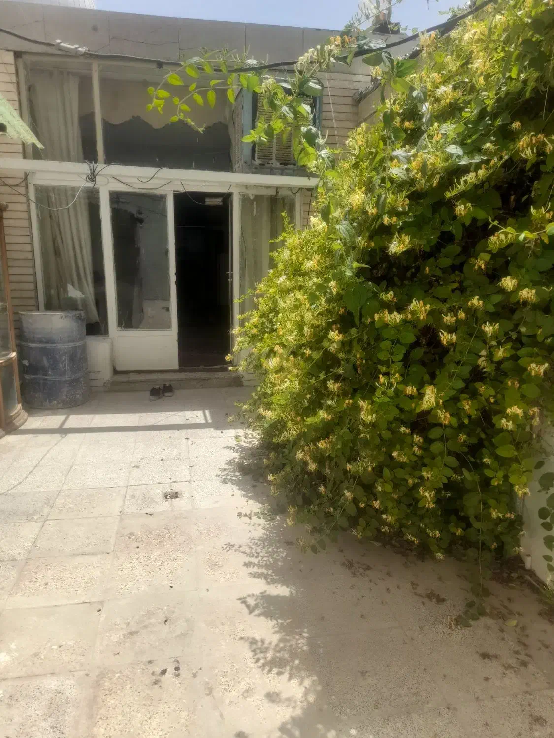 خاته ۹۰متری حیاط داردربست دارای یک خواب بزرگ