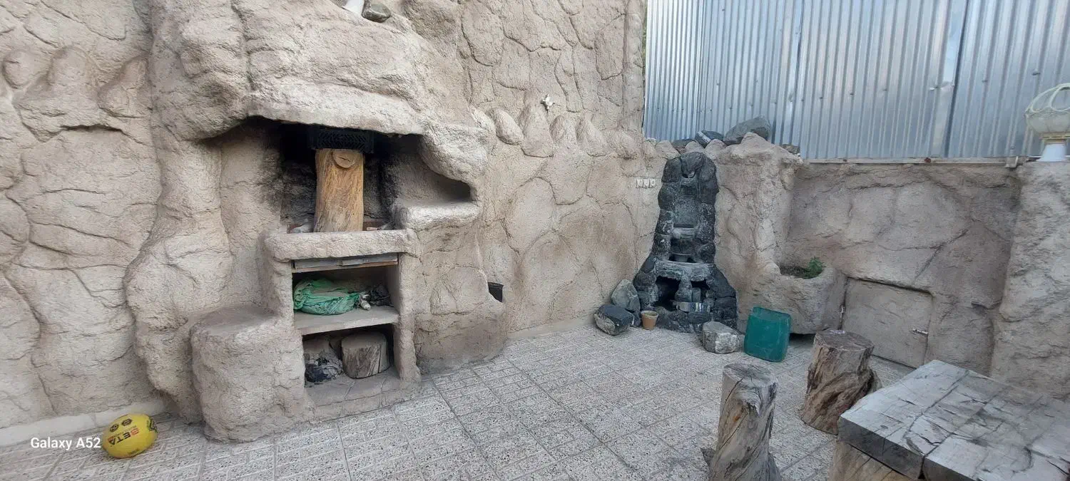 یک طبقه مسکونی و ۴۰ متر حیاط