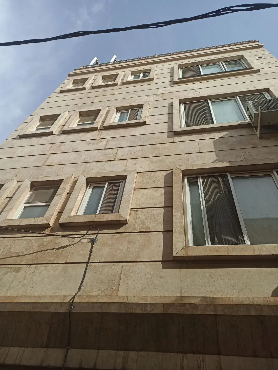 واحد پر نور با حیاط