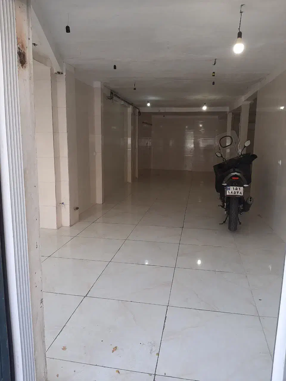 مغازه ۹۰متری با زیرزمین۱۲متری