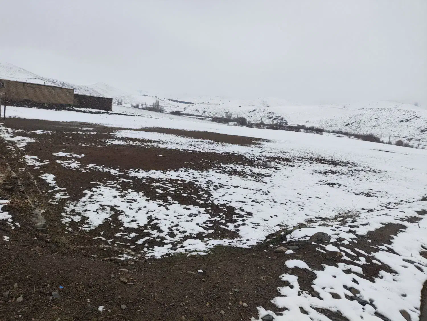 یک قطعه زمین بروی خیابان اصلی