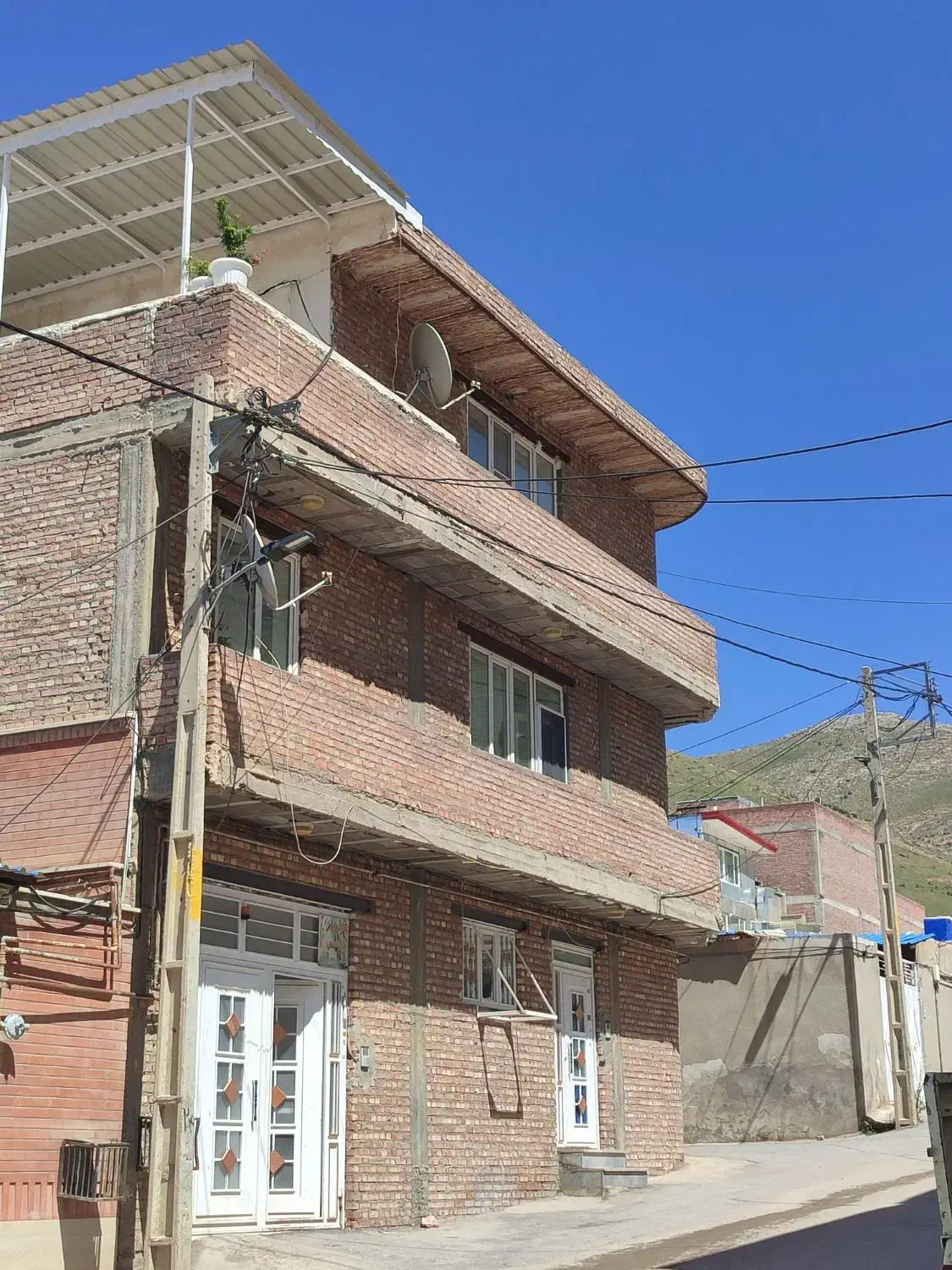 خانه سه طبقه مسکونی