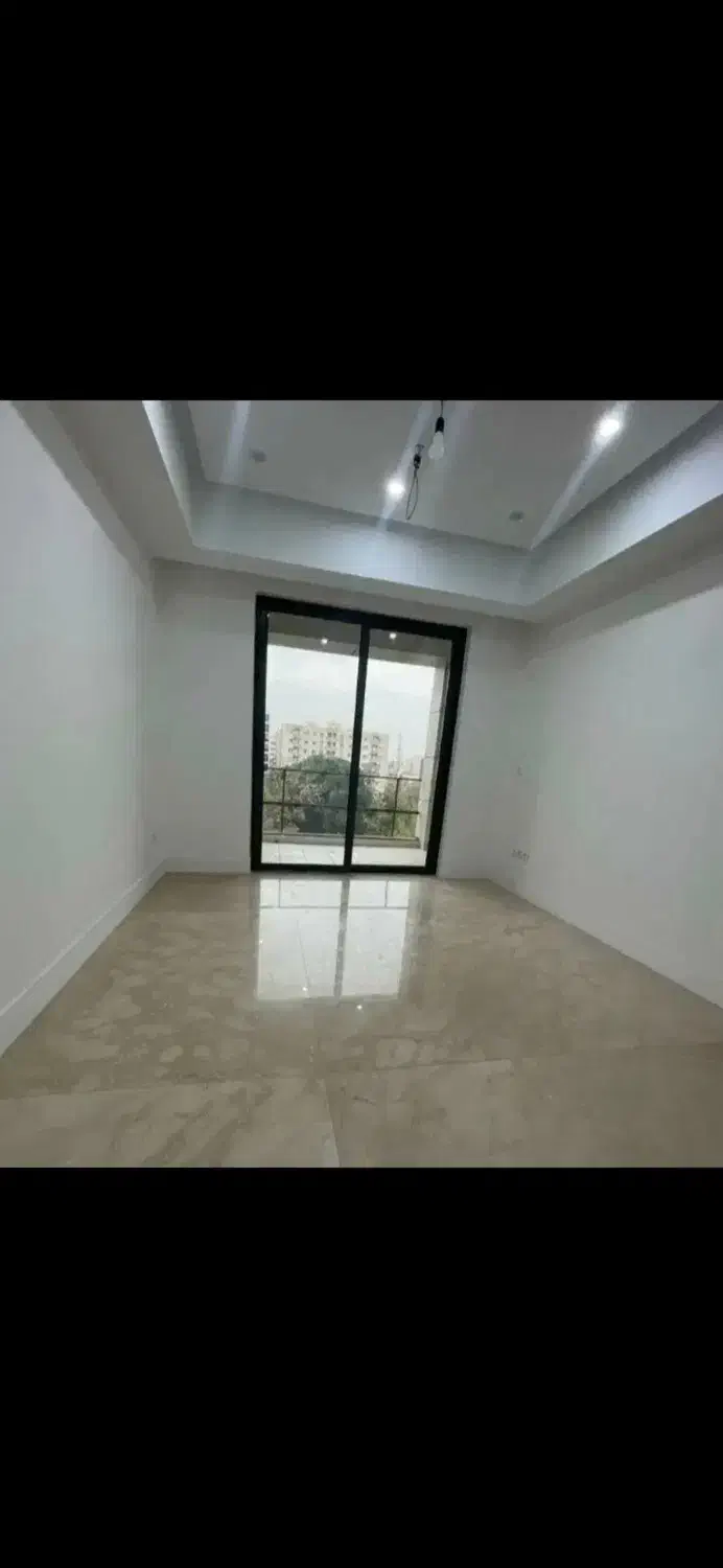 تک واحدی رو به حیاط