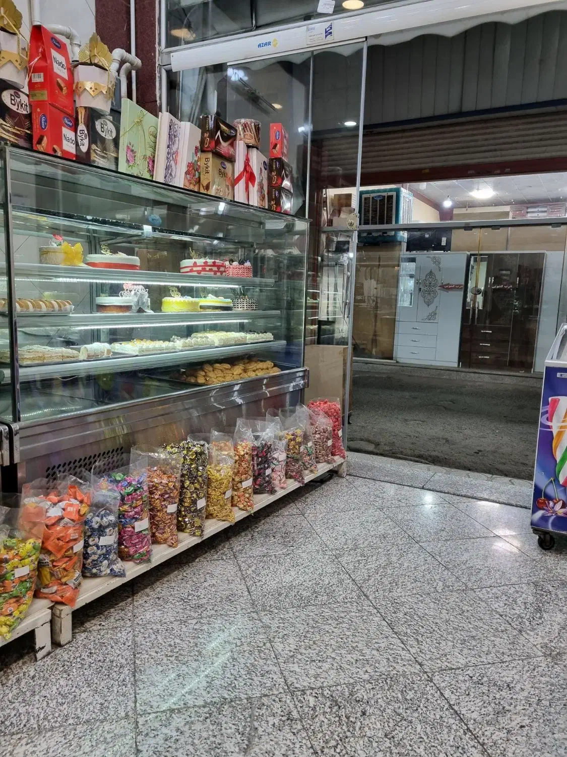 ۹۰ مغازه تجاری در بازار مبل