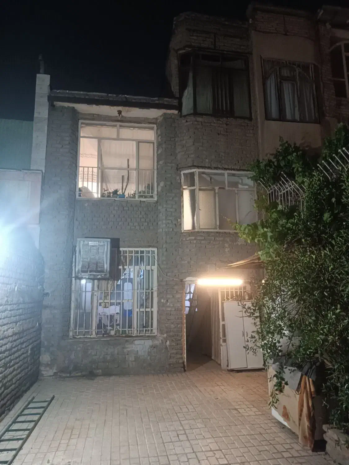 طبقه همکف با پارکینگ