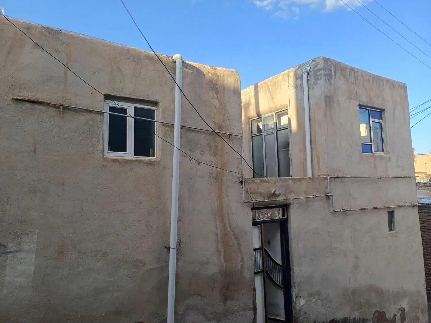 یک باب حیاط دربستی بسیار تمیز