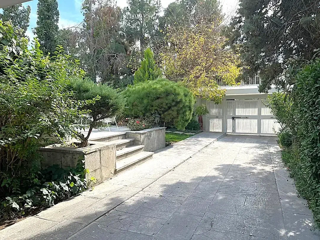 یک از دو لوکس لاکچری سالن وحیاط بزرگ استخرتکواحدی