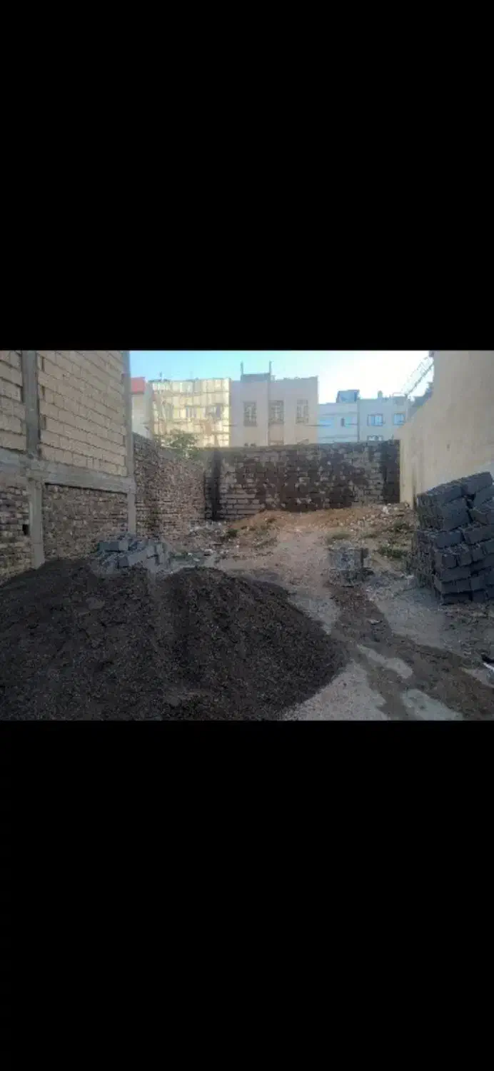زمین ۱۴۰ متری در سرافرازان