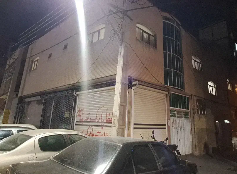 حیاط 2 طبقه با پارکینگ دو نبش