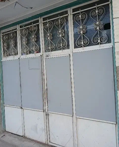 یک باب مغازه با تجاری