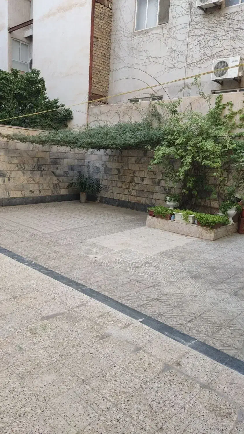 حیاط اختصاصی اواسط هاشمیه
