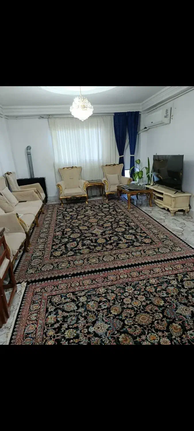 یک واحد آپارتمان در خیابان اصلی