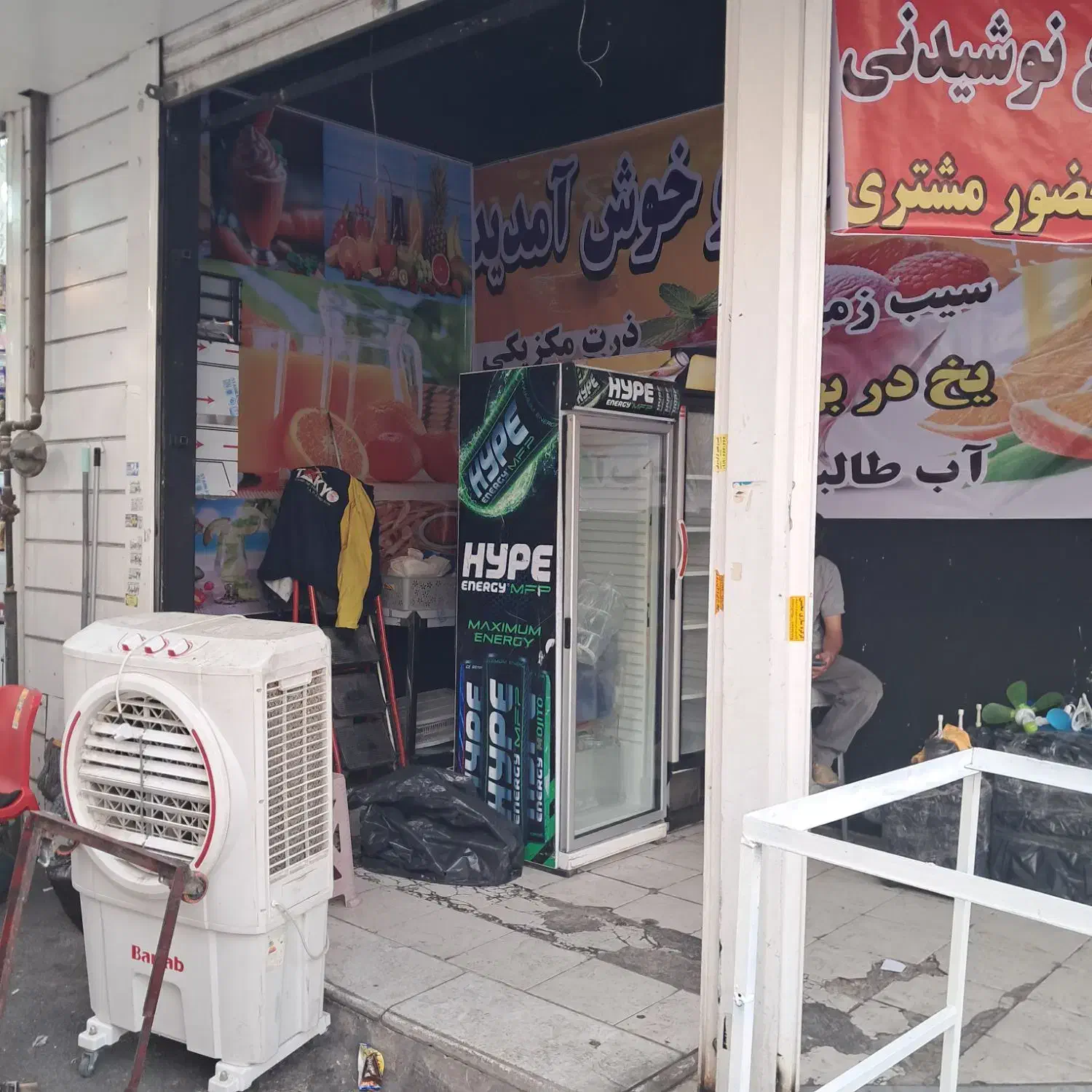 دیوار مغازه پشت قواره اجاره  داده میشود