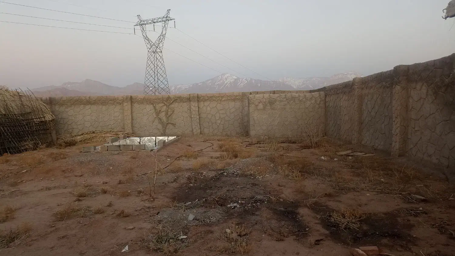 زمین باغی حصار شده نزدیک تالار ارشیا