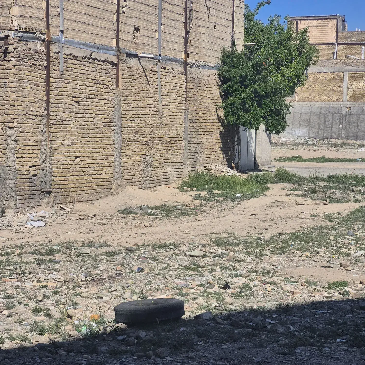 یک قطعه زمین ۱۲۰ متری