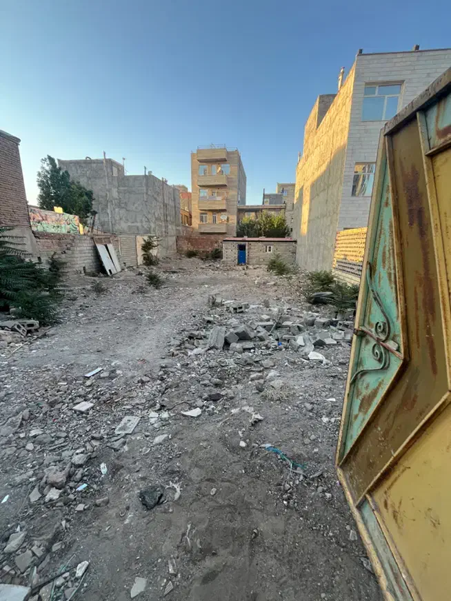 حیاط با انباری ۴۰۰ برا اجاره