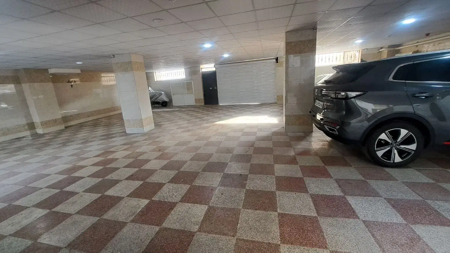 واحد ۸۵ متری درخیابان تربیت معلم