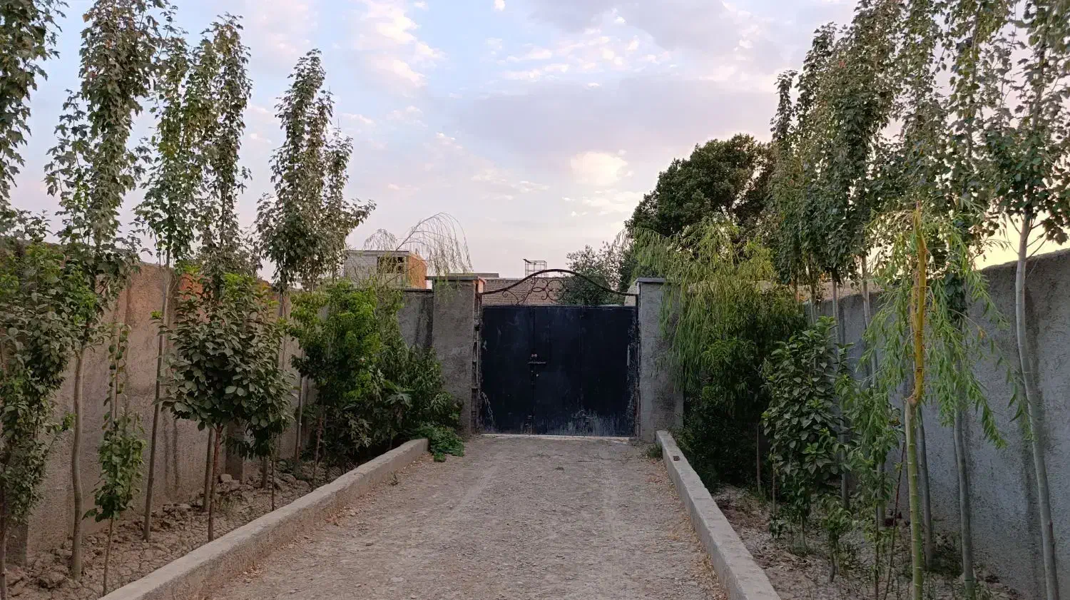 ۲۲۵متر باغچه چهارساله مناسب ویلا