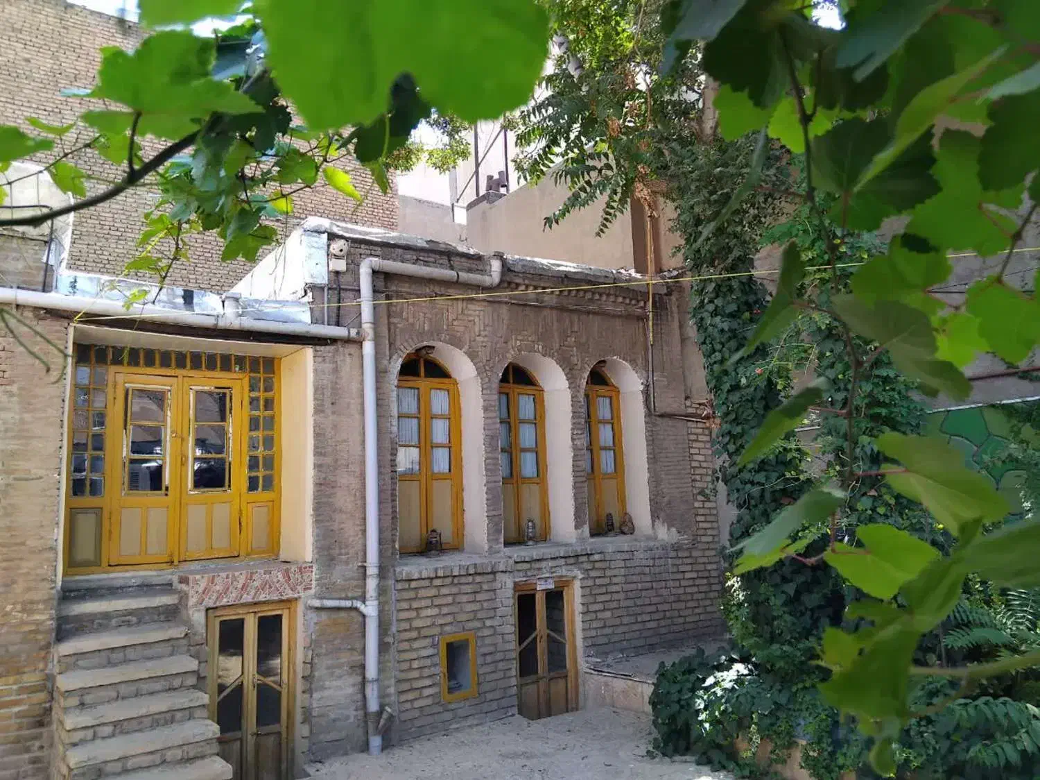 خانه بومگردی در همدان تهاتر با تهران