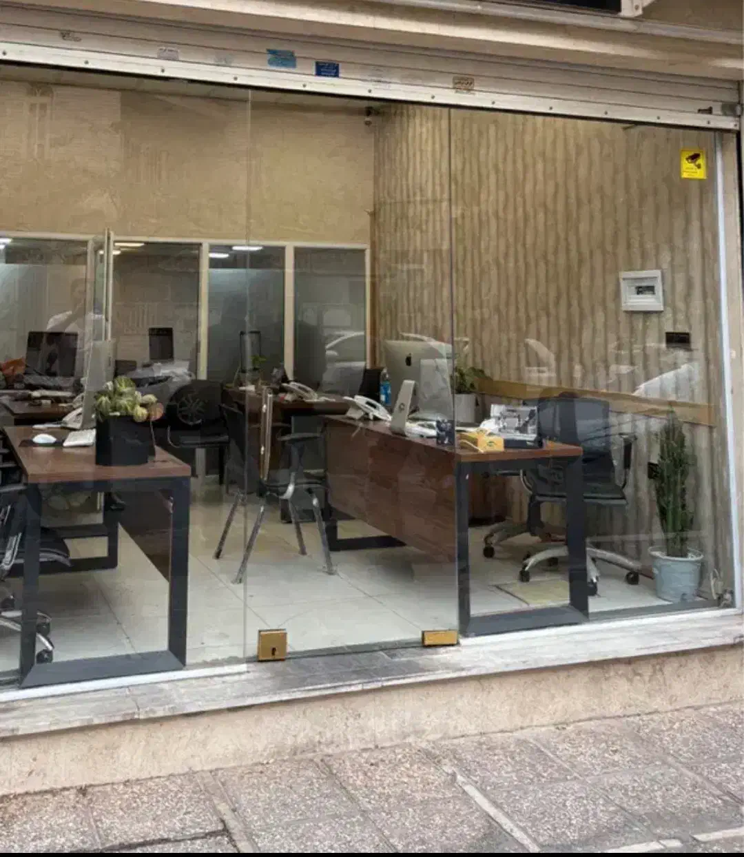 ۴۵متر مغازه تجاری، شیک و تمیز (بر خ ۱۹۶ غربی)