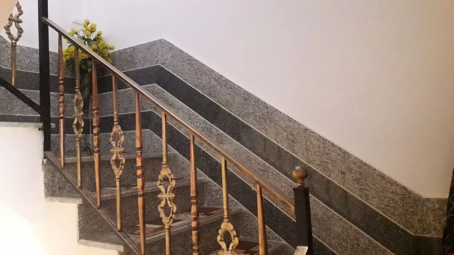 معاوضه ملک دوطبقه با پیلوت ۱۳۹ متر بلوار بهشت