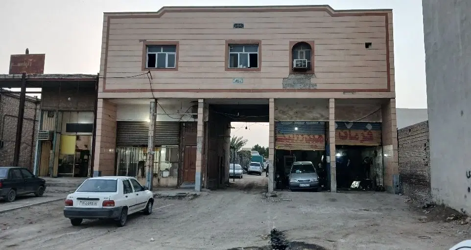 گاراژ۱۷۵۰متربا۲واحد آپارتمان۱۲۰متروچندمغازه تجاری