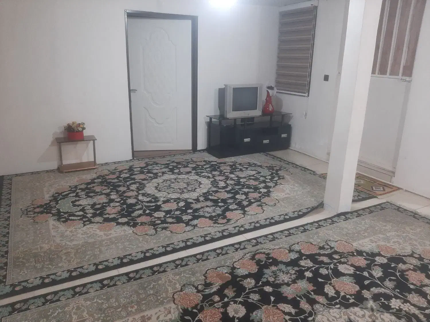 طبقه پایین منزل ویلایی با اثاث اولیه فقط خانم..